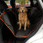 Golden retriever assis sur la housse de banquette imperméable Copilote dans une voiture