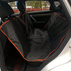 Housse de protection banquette chien noire avec liseré orange, vue en mode hamac